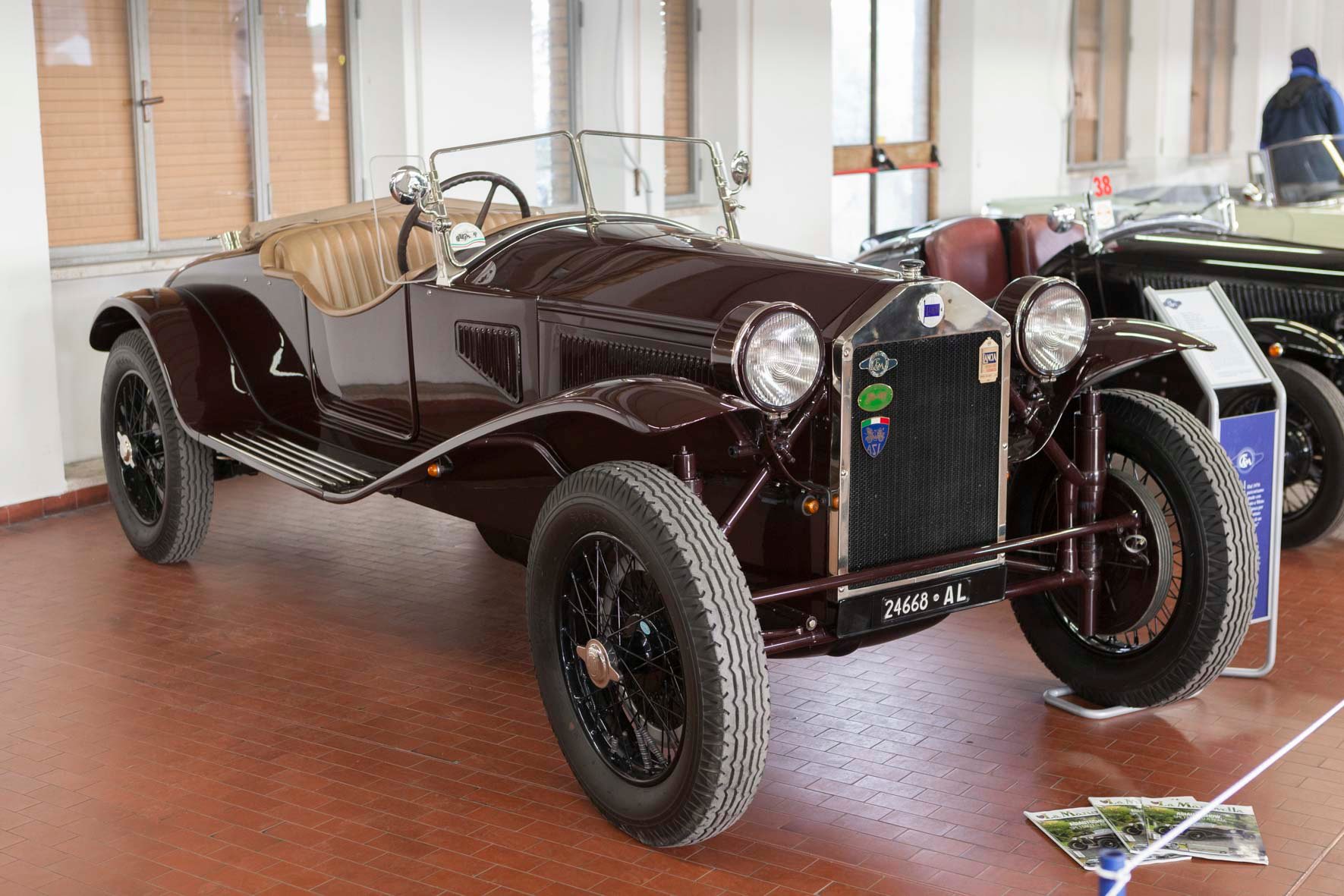 Civitanova Marche, giornata con le auto storiche sul lungomare