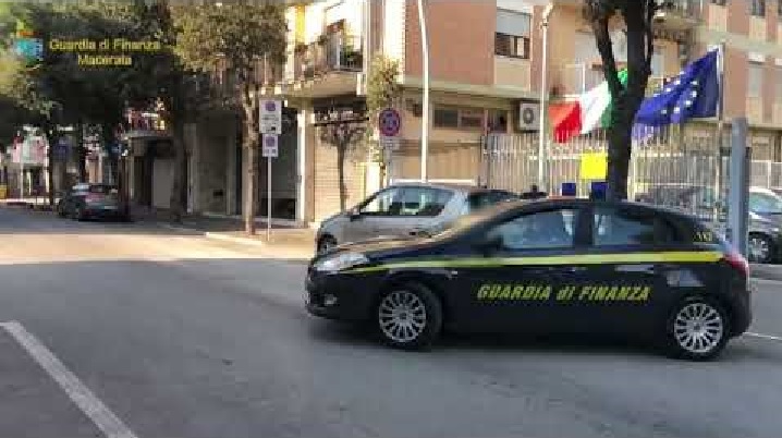 Civitanova Marche, sequestrati cosmetici e capi di abbigliamento