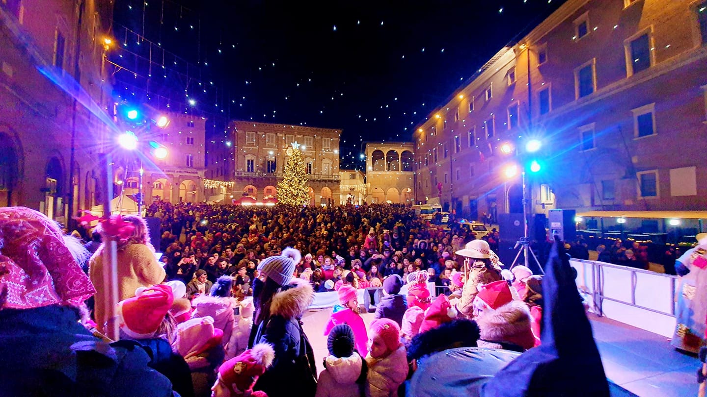 Macerata, la Befana scende dalla torre e viaggio nei cartoon