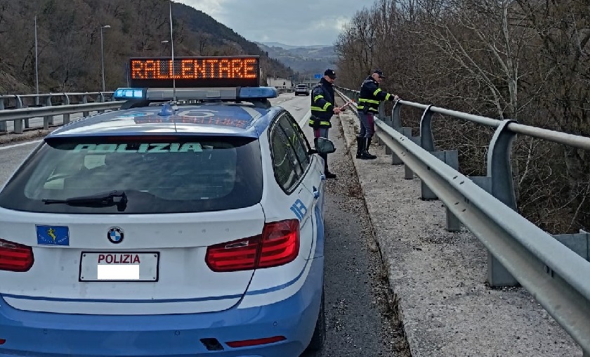 Polizia Stradale salva uomo precipitato da un cavalcavia