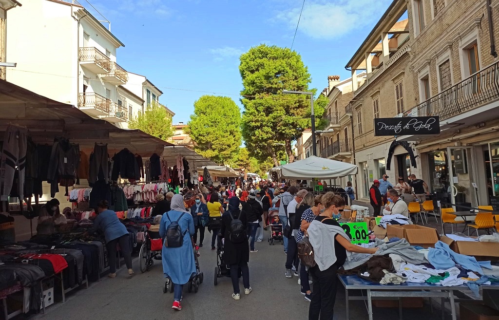 Porto Recanati, sequestrati articoli esposti al mercato settimanale