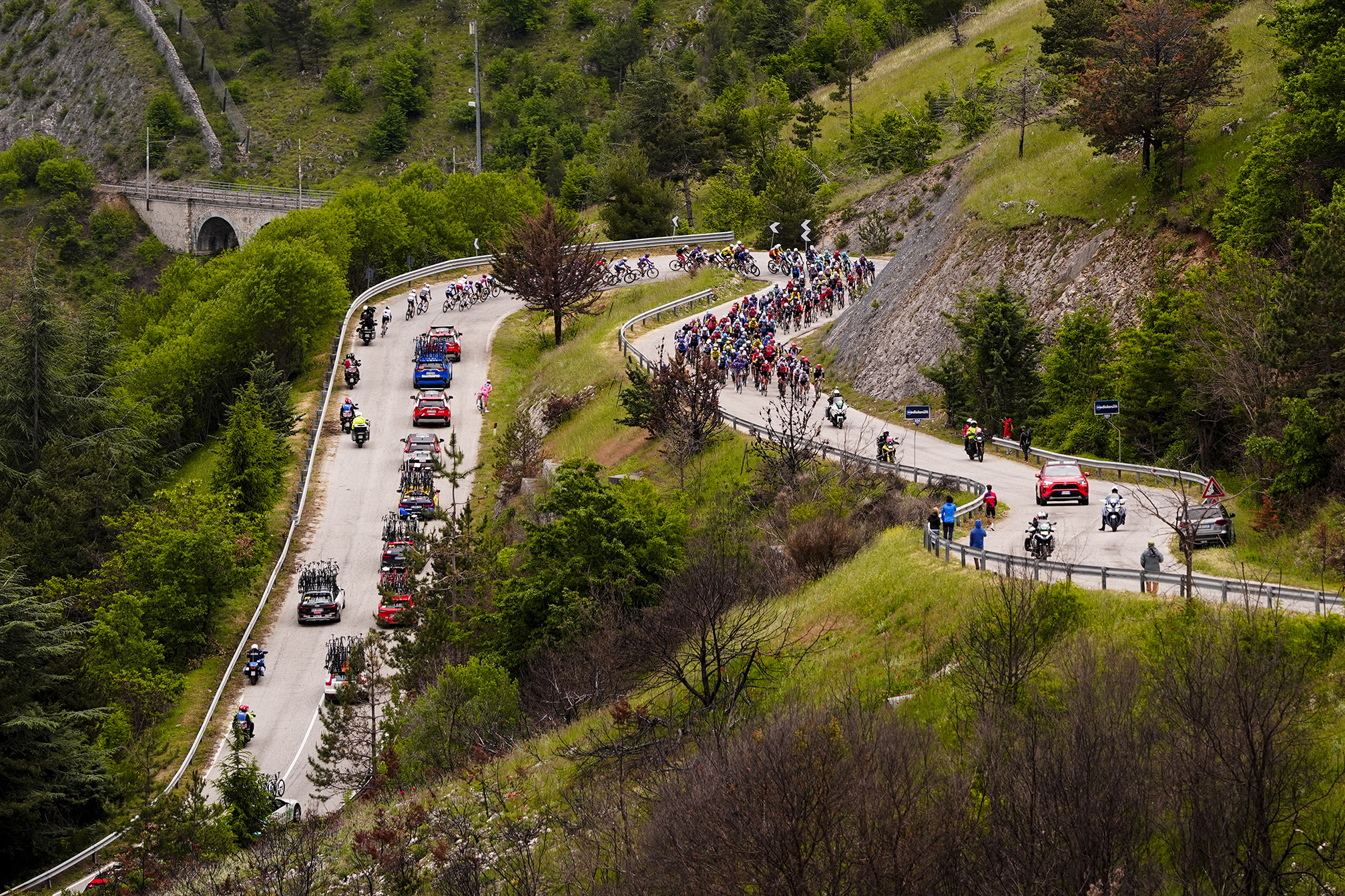 Castelraimondo, arriva la tappa del Giro d’Italia con Roglič in Rosa