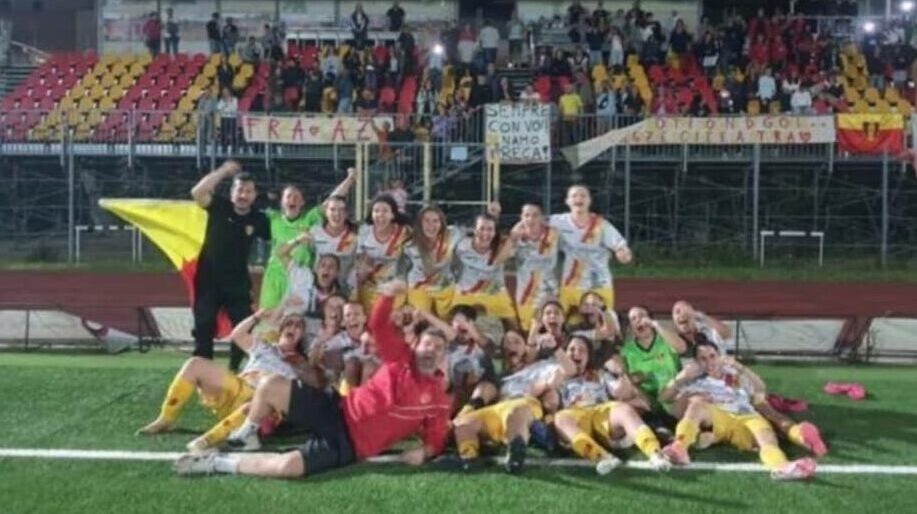 Calcio femminile: grande ovazione per la Recanatese campione!