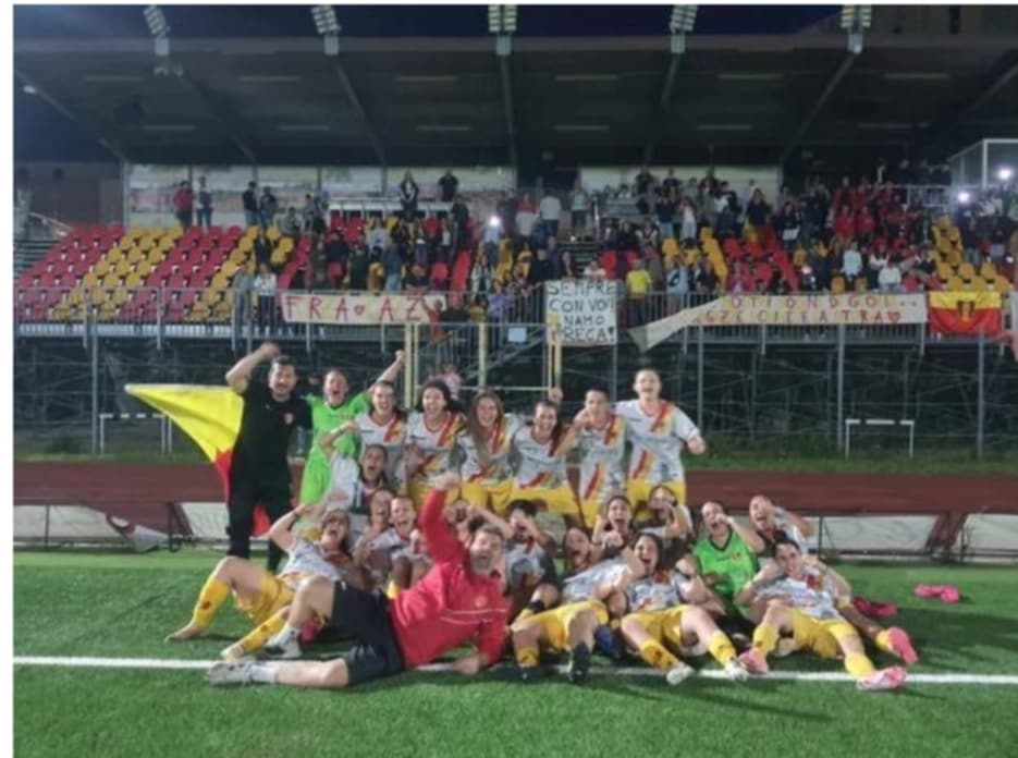 Calcio femminile: grande ovazione per la Recanatese campione!