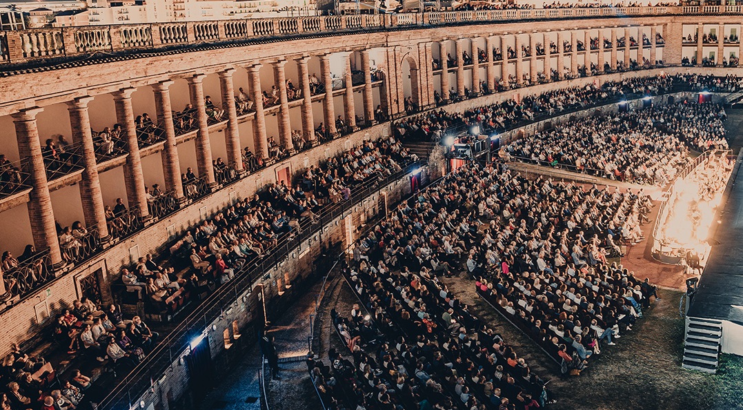 Macerata Opera Festival apre allo Sferisterio con La vedova allegra