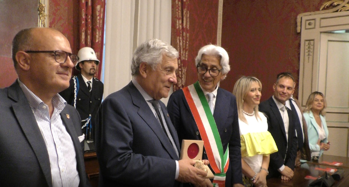 Tajani a Macerata tra premi, luminarie e sbuffi dell’opposizione