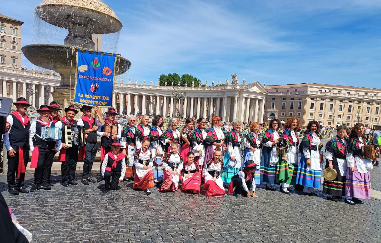 Li Matti de Montecò, folk in Piazza San Pietro davanti al Papa