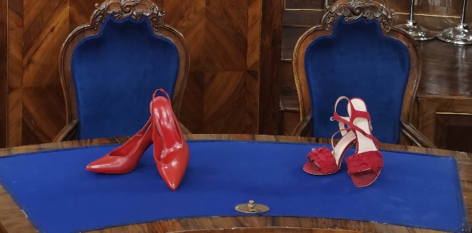 Provincia di Macerata, scarpe rosse nella sala del Consiglio